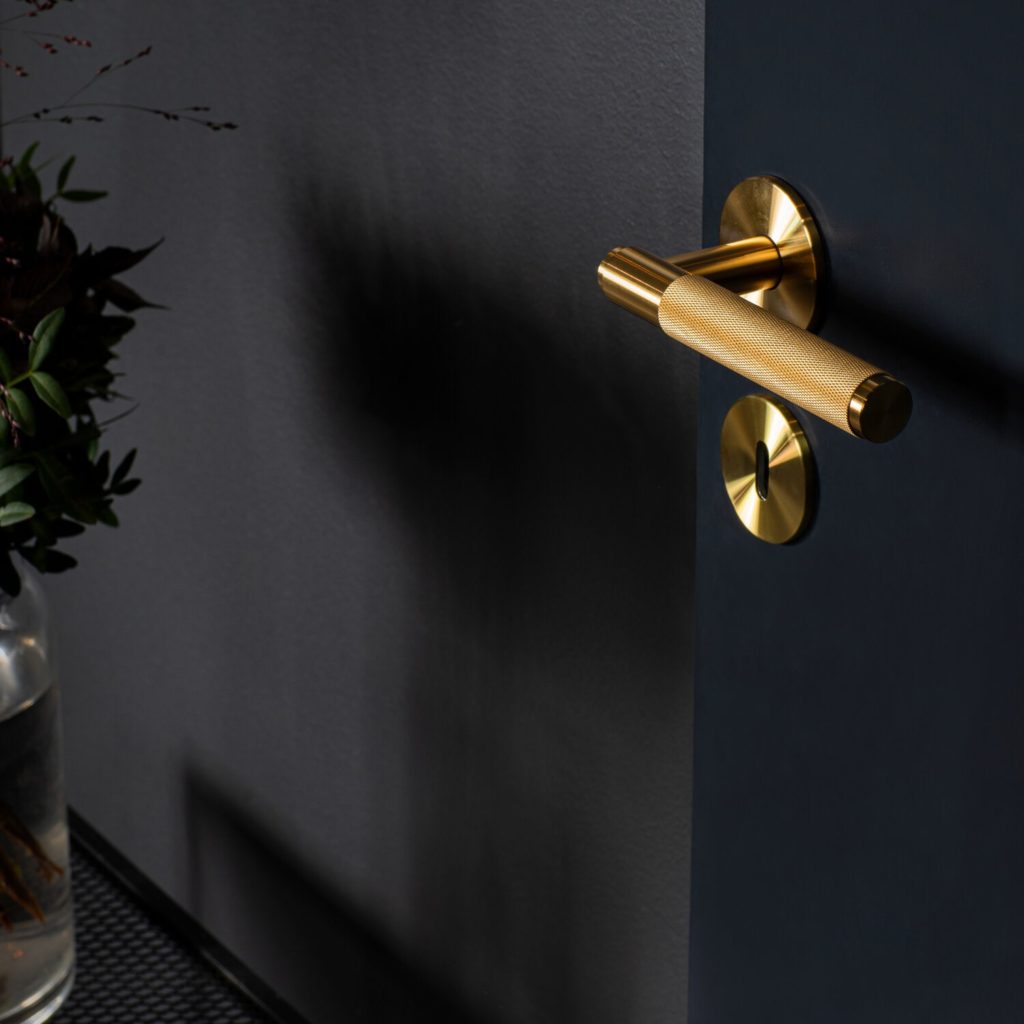 4. Door_lever_handle_brass_Lifestyle (1)-min