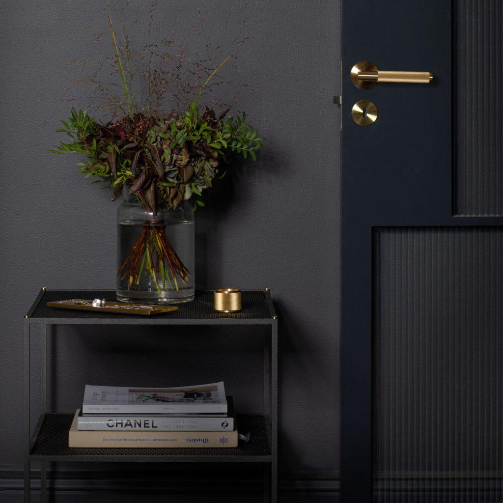 4. Door_lever_handle_brass_Lifestyle