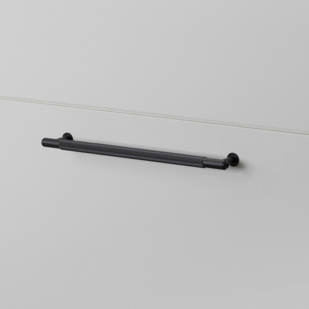 1._Pull_Bar_Medium_Linear_Black