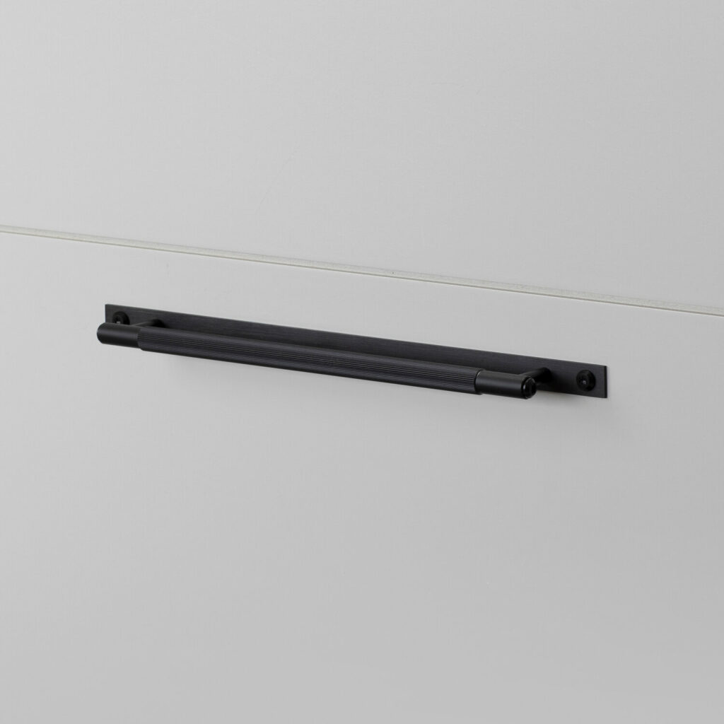 1._Pull_Bar_Plate_Medium_Linear_Black