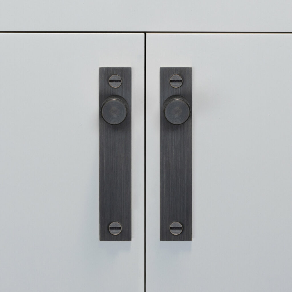 2. Furniture knob_plate_cross_smoked bronze_front