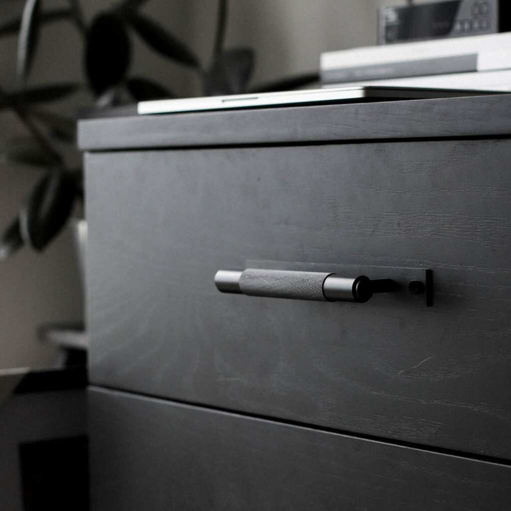 2. Pull Bar Plate_Black_lifestyle 2