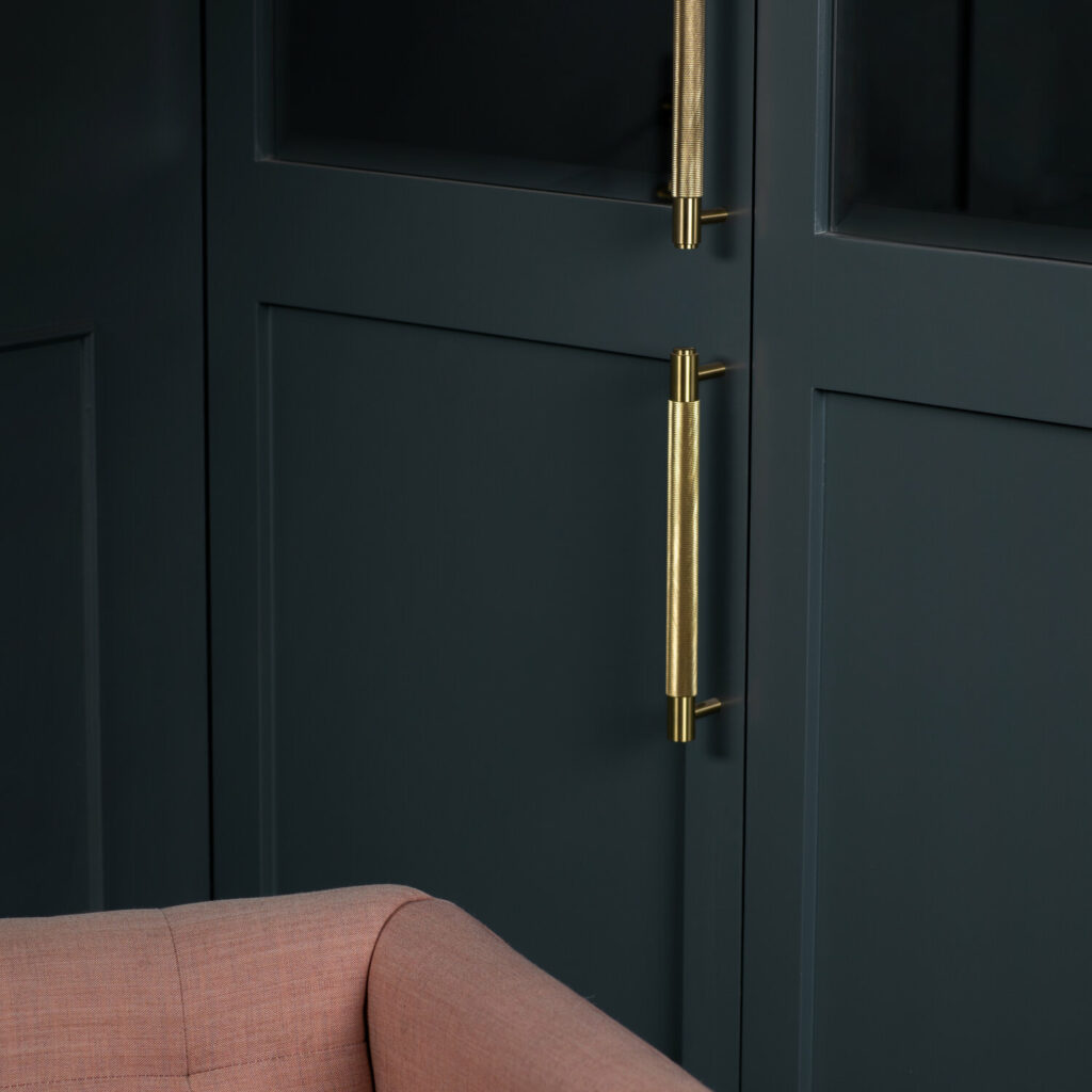 2. Pull-Bar_Brass_Closet