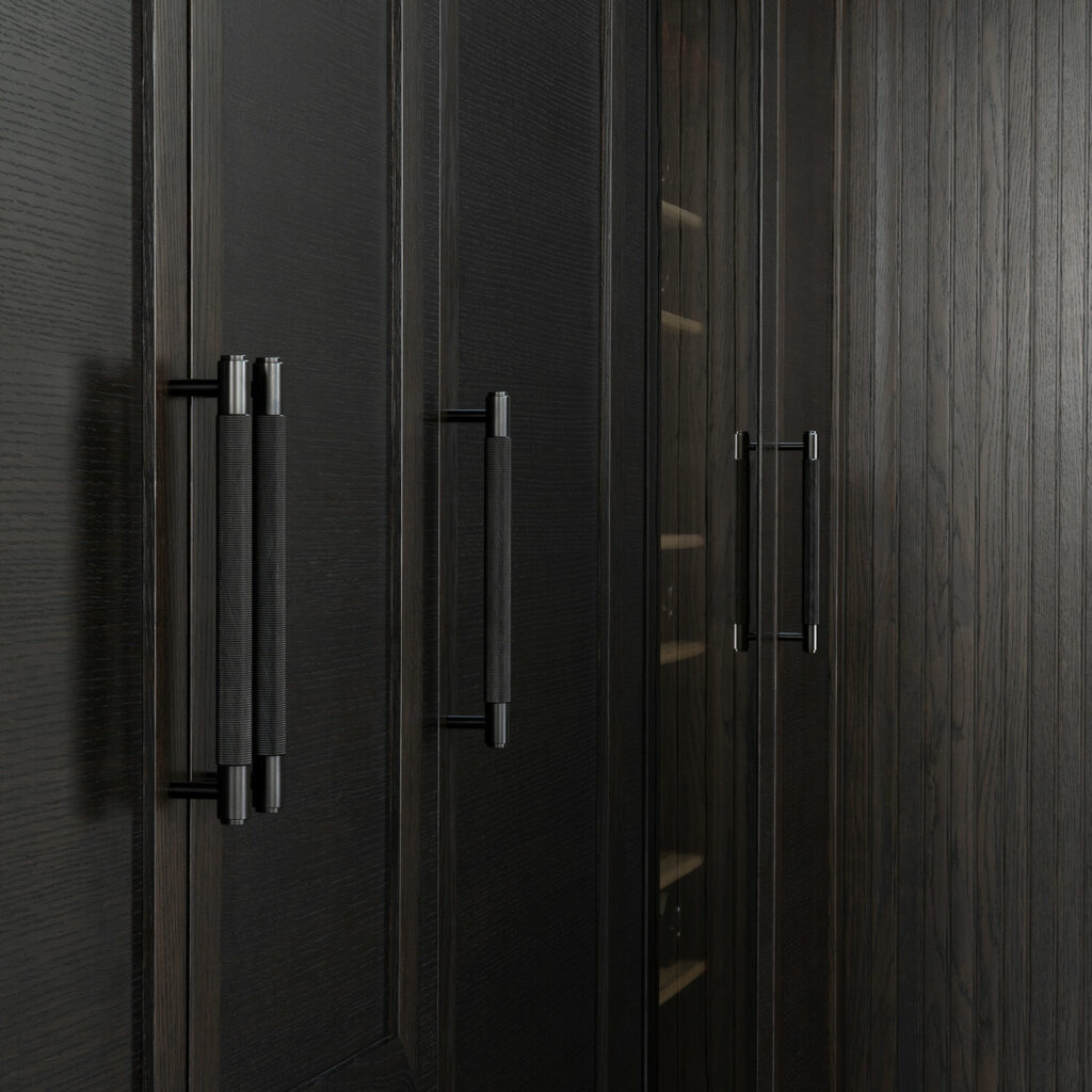2. Pull Bar_Smoked Bronze_Closet 2