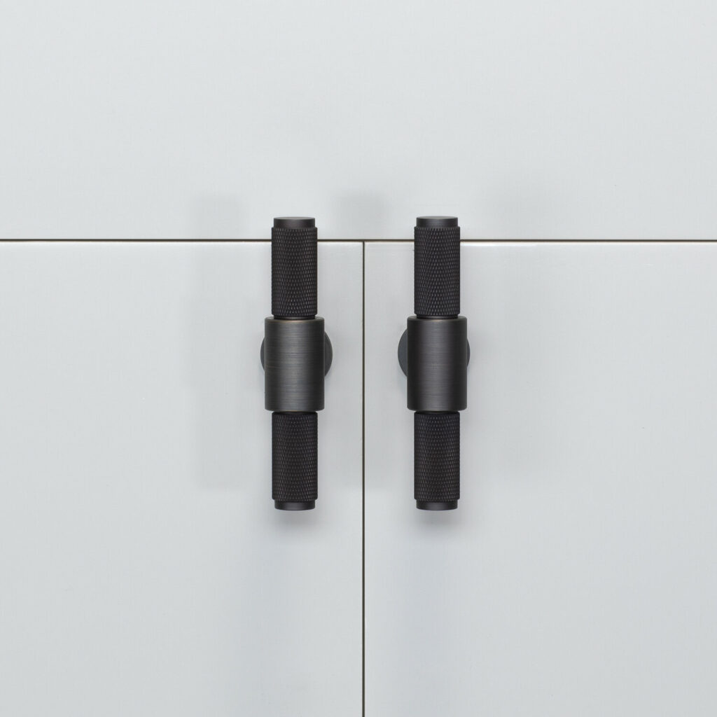 2. T-Bar_Cross_Smoked-Bronze_Front