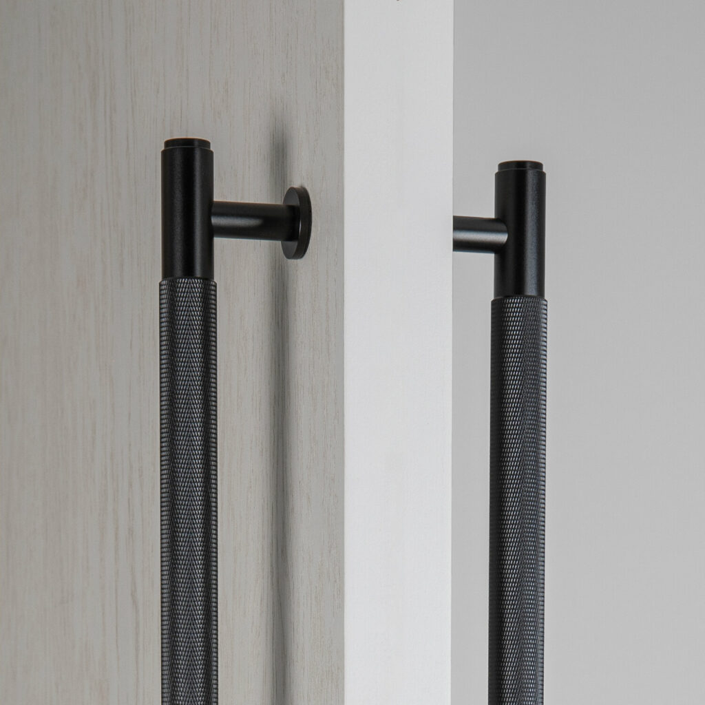 2.BP_Double_Sided_Pull_Bar_Black