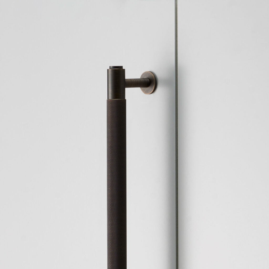2.Closet_Bar_Smoked-Bronze_Detail