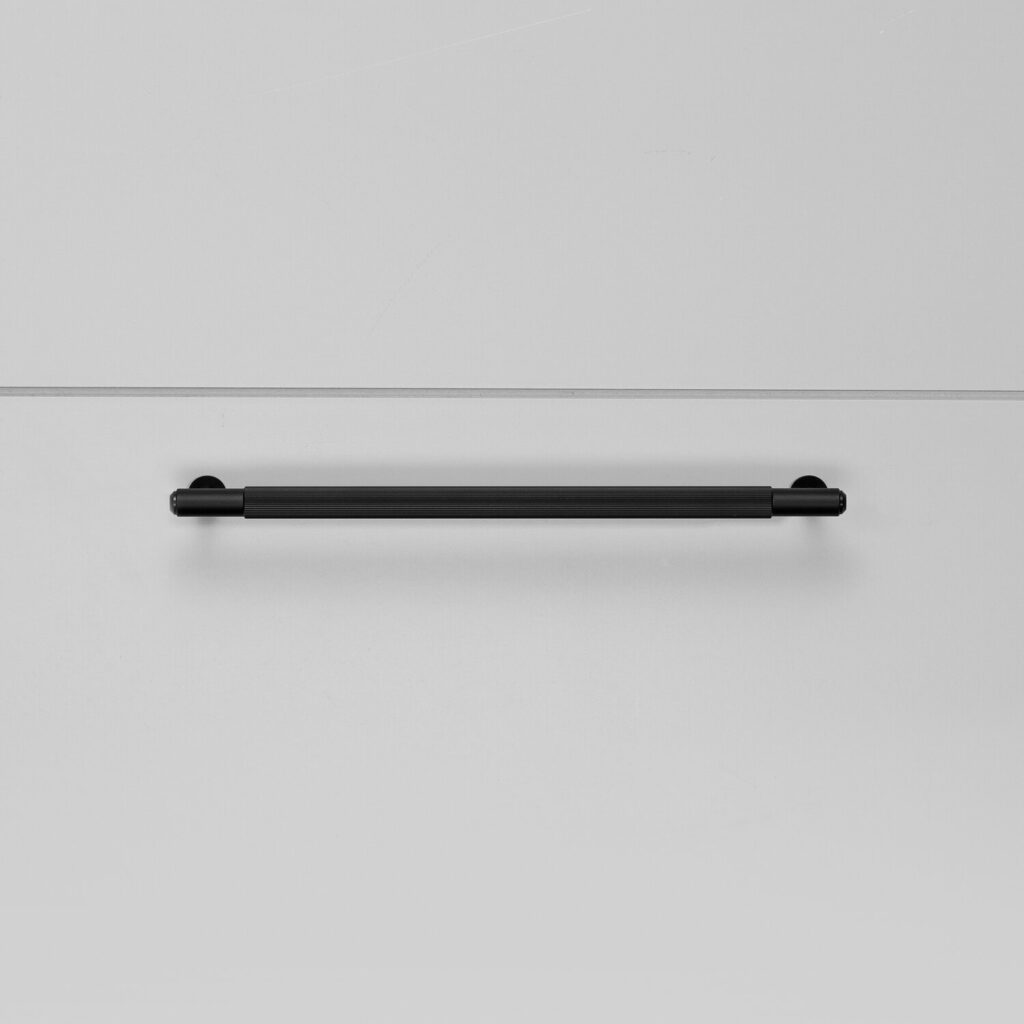 2._Pull_Bar_Medium_Linear_Black_Front