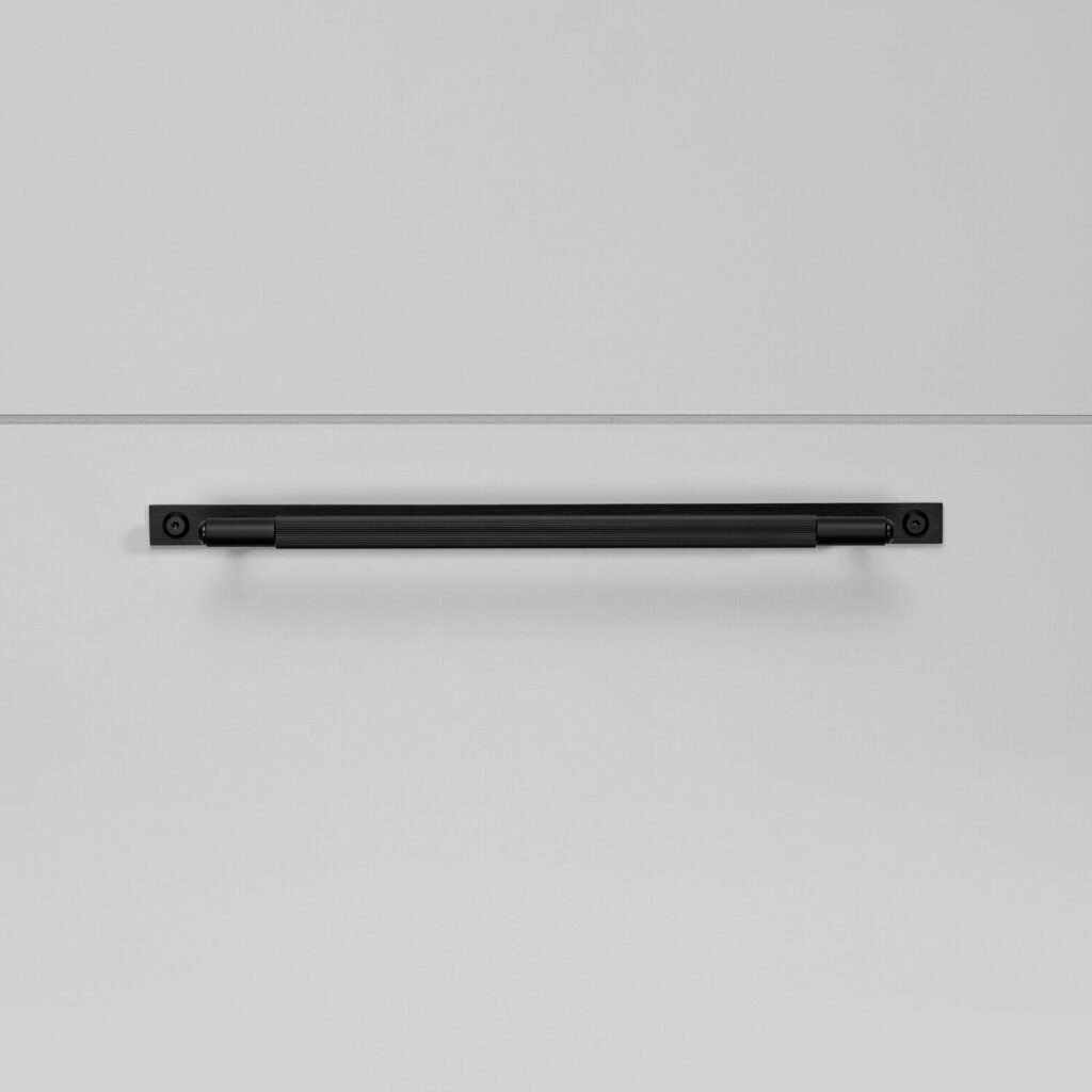 2._Pull_Bar_Plate_Medium_Linear_Black_Front