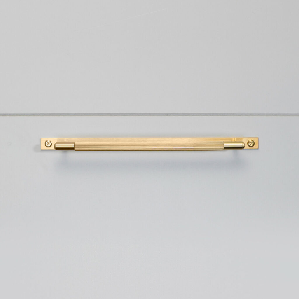 2._Pull_Bar_Plate_Medium_Linear_Brass_Front