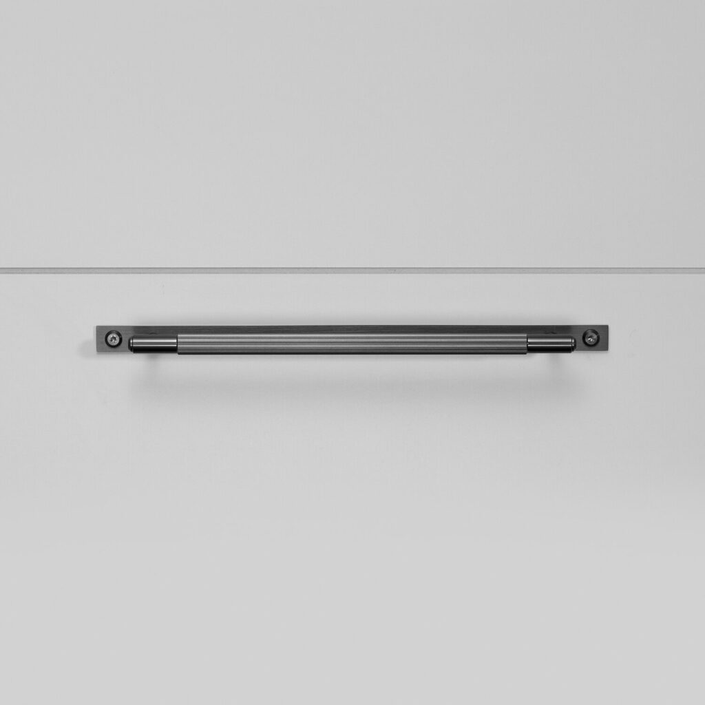 2._Pull_Bar_Plate_Medium_Linear_Gun_Metal_Front