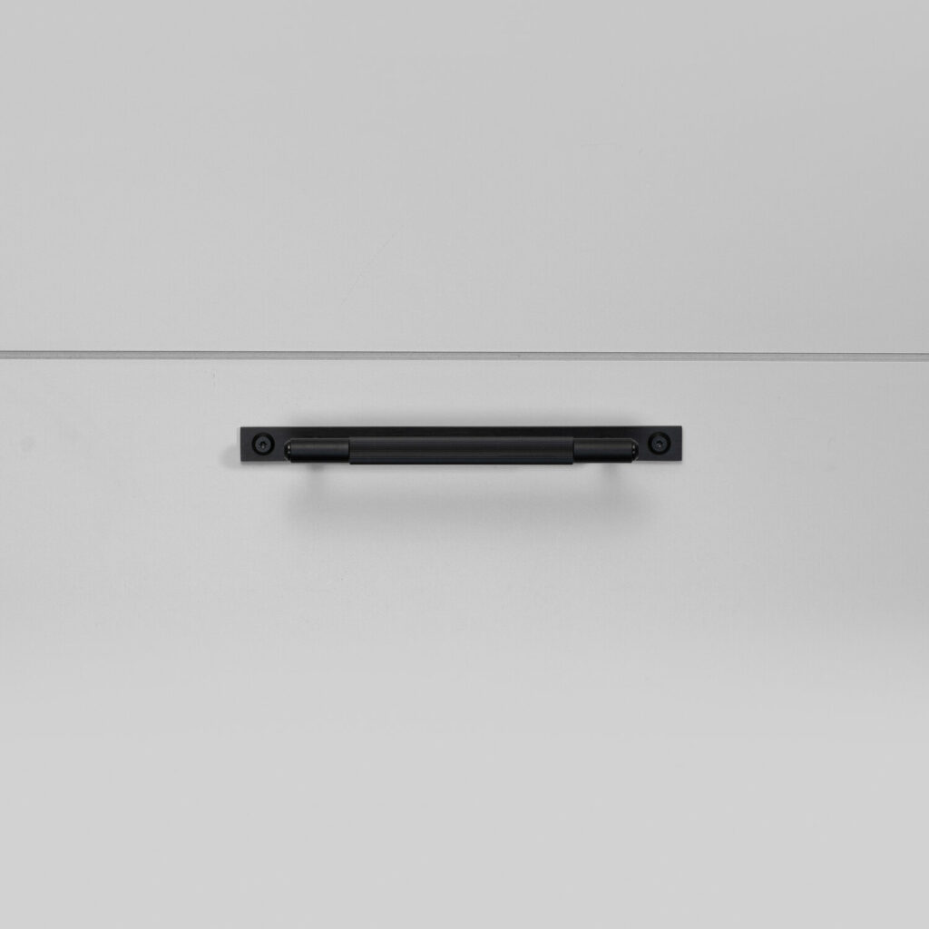 2._Pull_Bar_Plate_Small_Linear_Black_Front