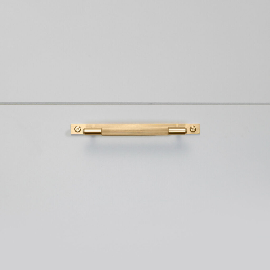 2._Pull_Bar_Plate_Small_Linear_Brass_Front