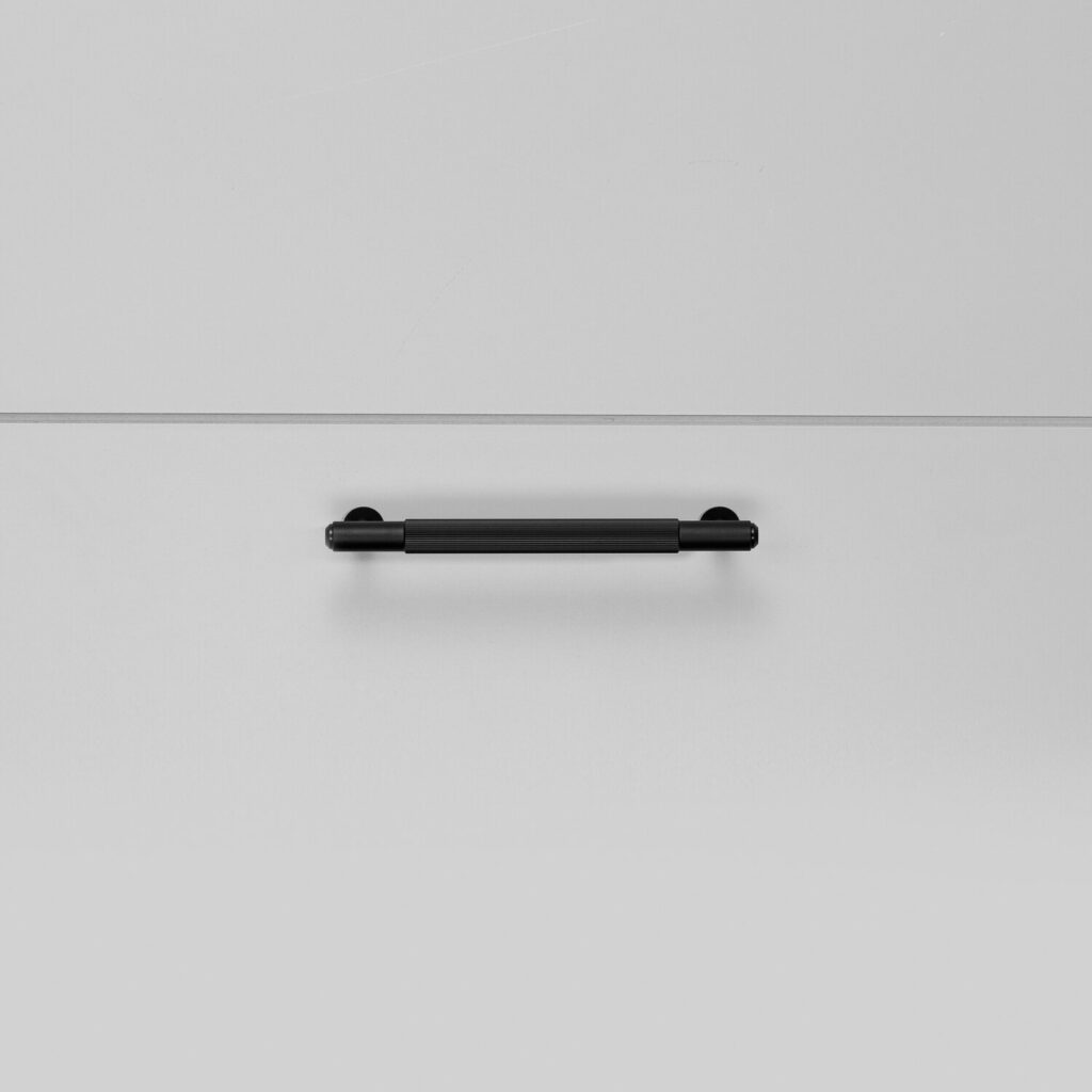 2._Pull_Bar_Small_Linear_Black_Front