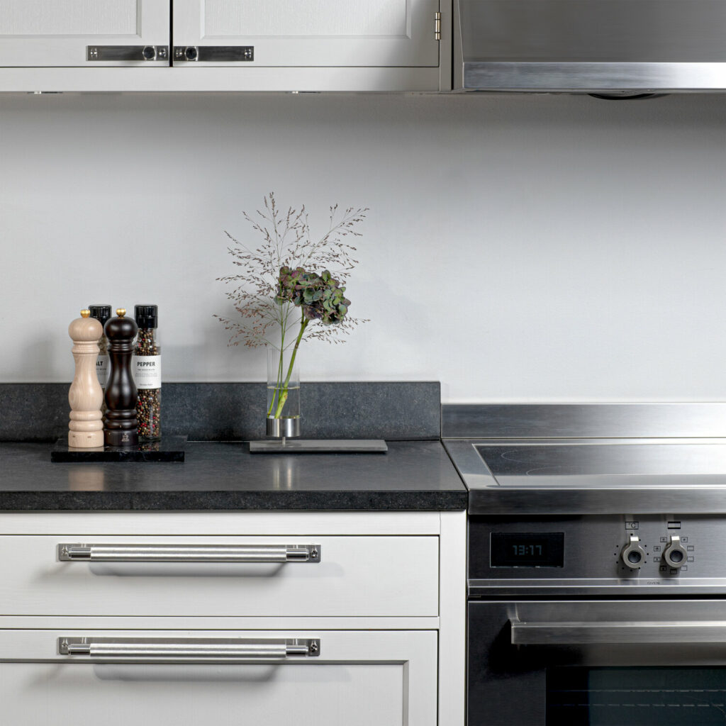 3. Pull-Bar_Plate_Steel_lifestyle-kitchen