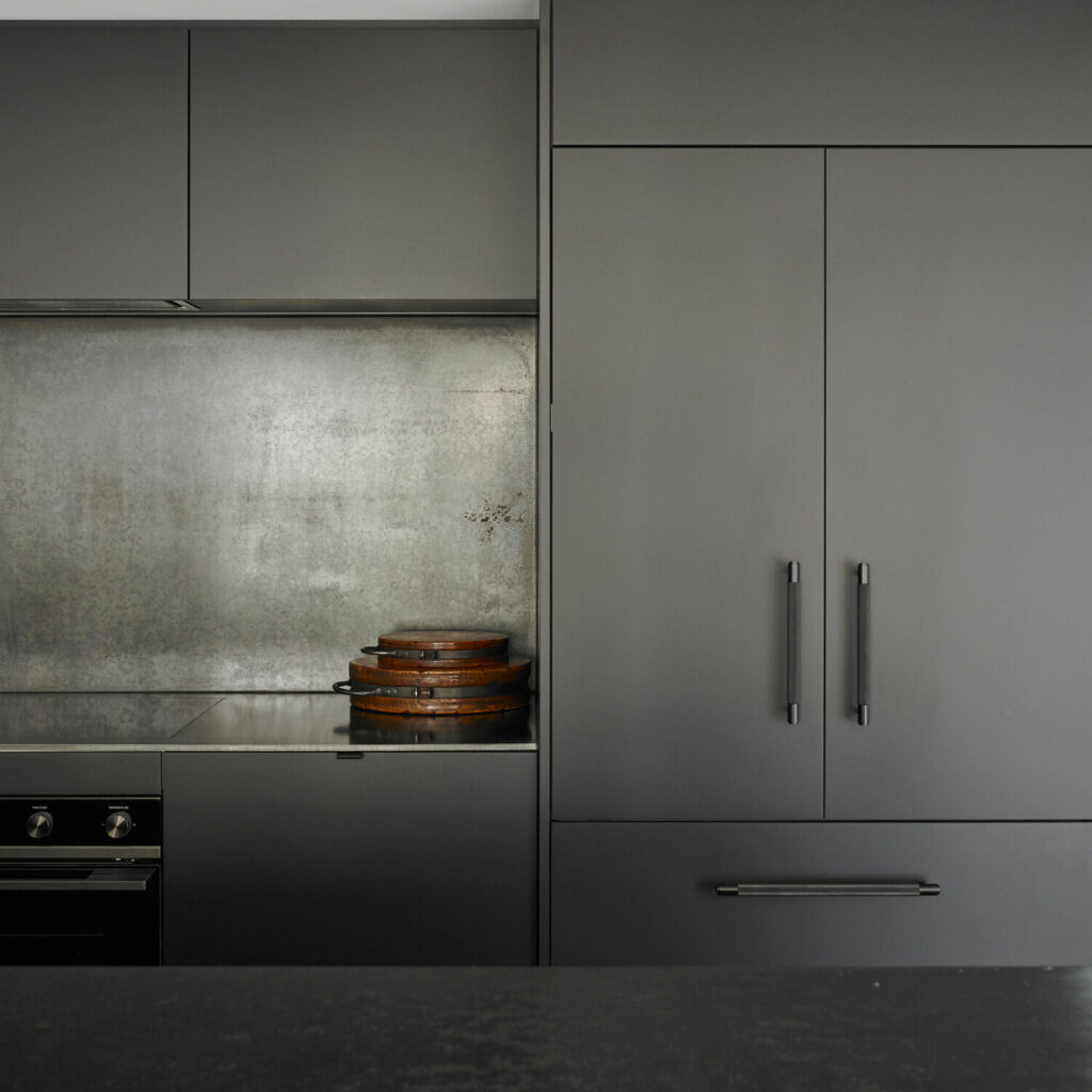 3. Pull Bar_Smoked Bronze_Kitchen