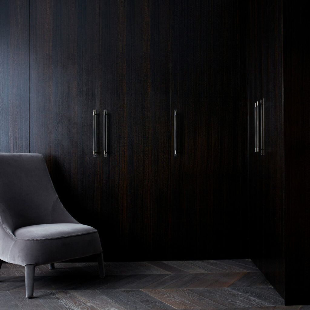 3.Pull Bar_Smoked Bronze_lifestyle-Closet