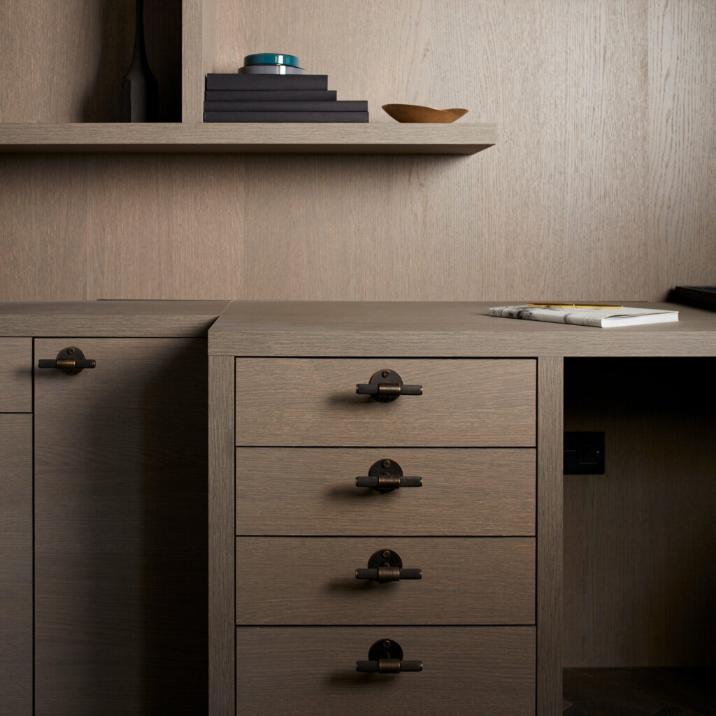 3.T-Bar_Plate_Smoked-Bronze_Lifestyle