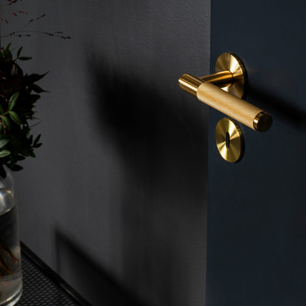4. Door_lever_handle_brass_Lifestyle (1)