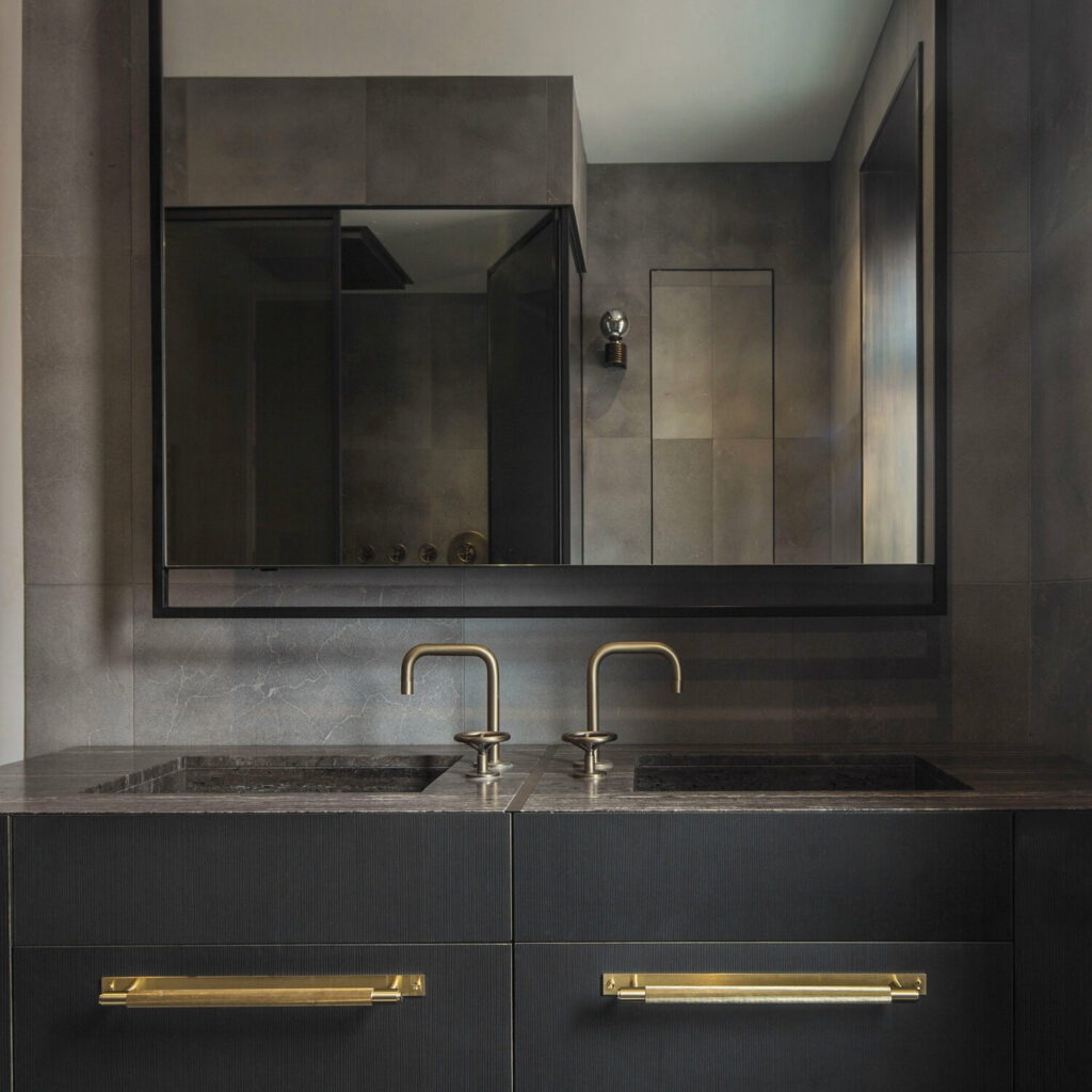 4. Pull-Bar_Plate_Brass_lifestyle-Bathroom