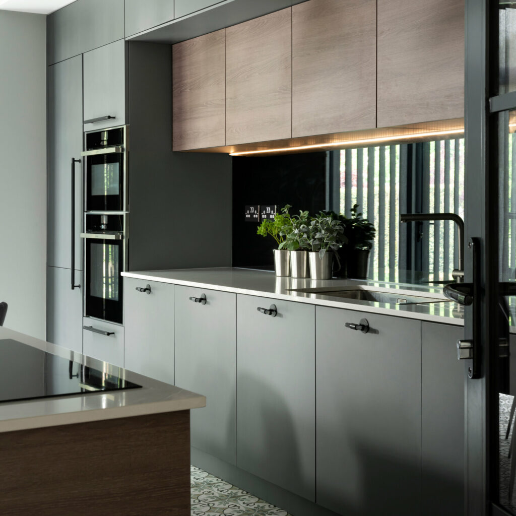 4. T-Bar_Plate_Smoked-Bronze_Lifestyle