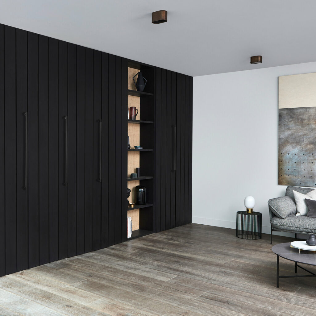 4.Closet_Bar_Black_Lifestyle-2