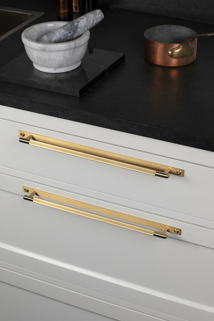 5. Pull_Bar_Plate_Brass_Linear_Lifestyle