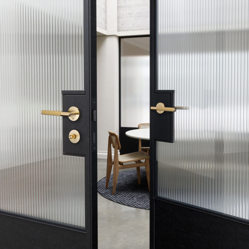 B+P_Door_Handle_Linear_Brass_Lifestyle_1