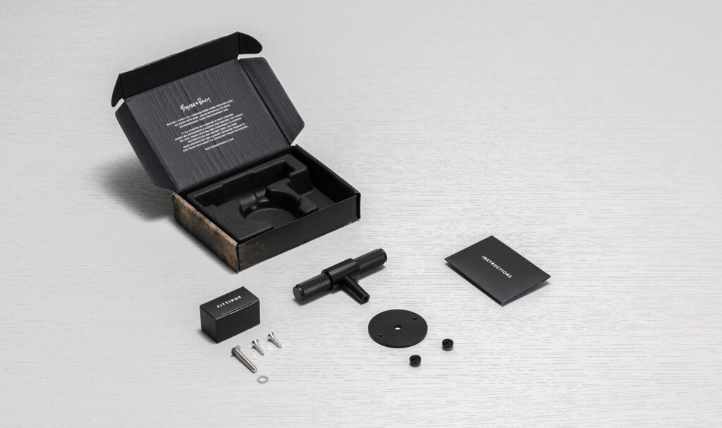 Buster+Punch_TBar-Plate-Black-unbox