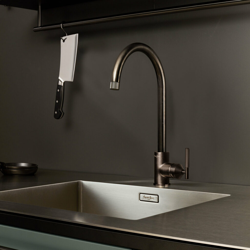 BP_Kitchen_Tap_Linear_Gun_Metal_LC_21_1_Web