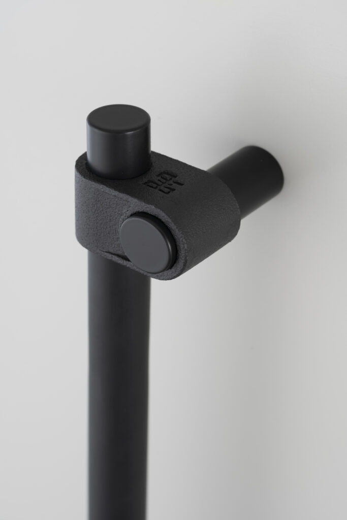 BP_Cast_Closet_Bar_Black_Detail