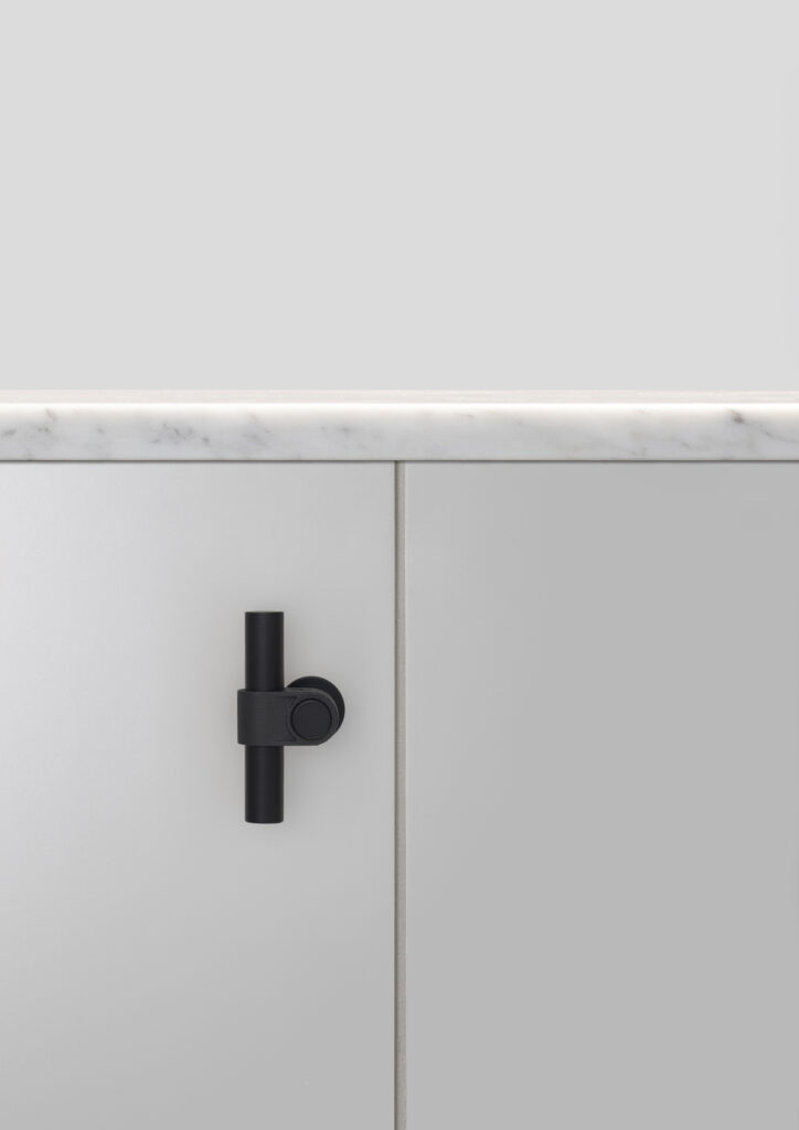 BP_Cast_T-Bar_Black_FE