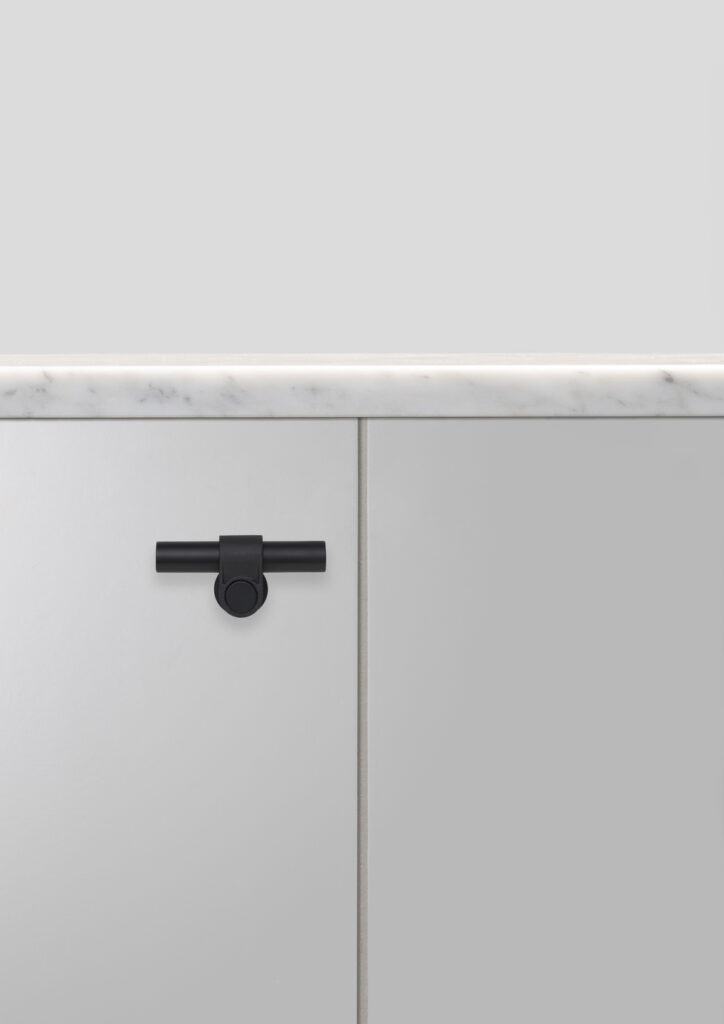 BP_Cast_T-Bar_Black_FE_Horizontal