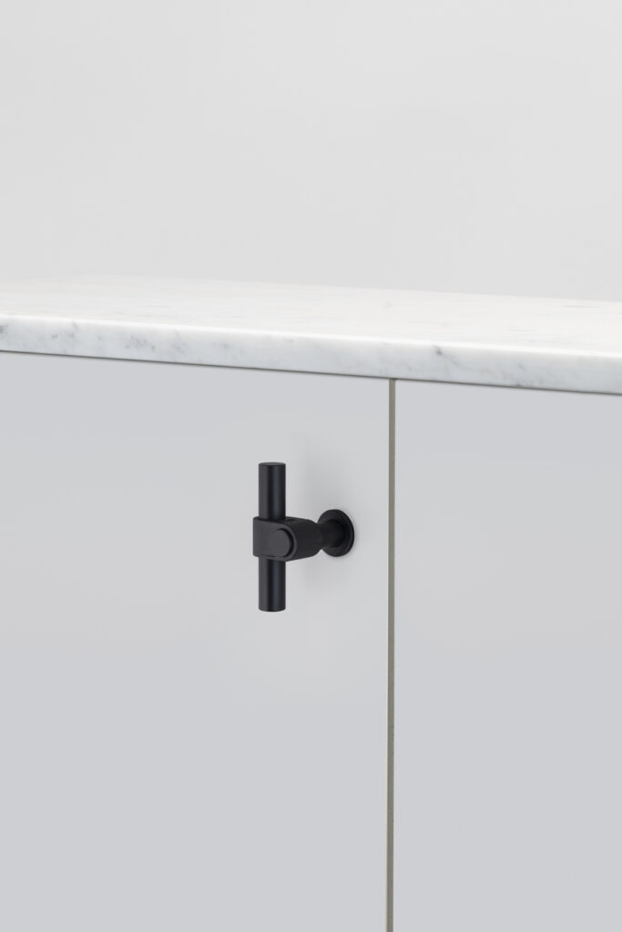 BP_Cast_T-Bar_Black_main