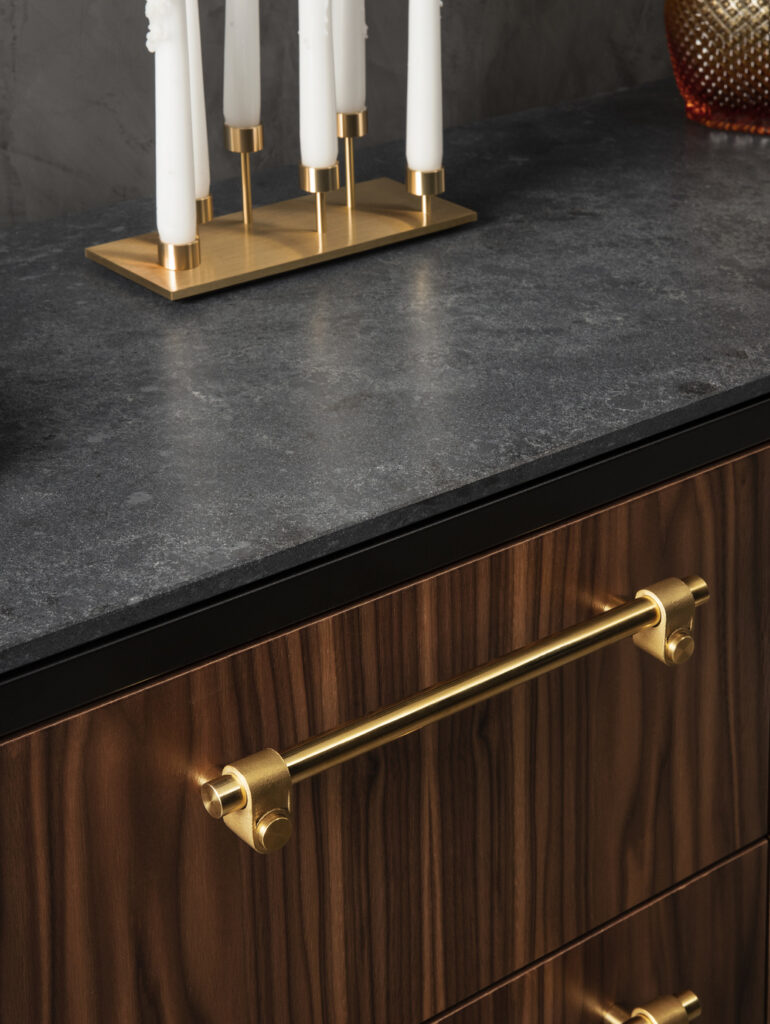 BP_Living_Room_A_Cast_Pull_Bar_LC_21
