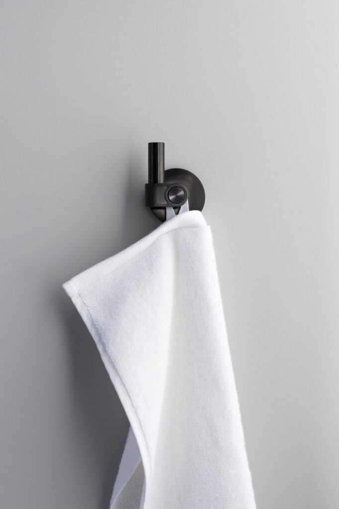 BP_Bathroom_A_Cast_Hook_LC_21_1