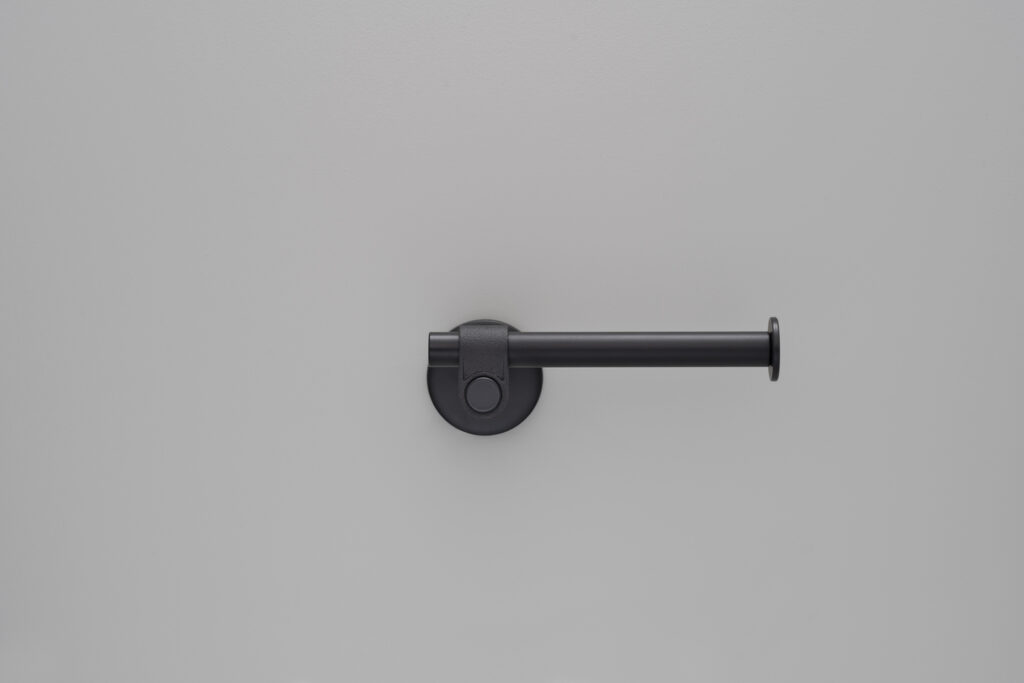 BP_Cast_Toilet_Roll_Holder_Black_FE