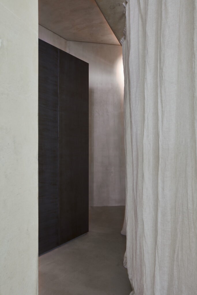 Clay finishing plaster TerraVista Wabi Panna (cream color) applied on walls, columns and ceilings, and Mineral loor finishing TerraTon Floor Structured Panna applied on floors in the Erth restaurant in Abu Dhabi, UAE, by Bone Studio, photo by Oculis Projec