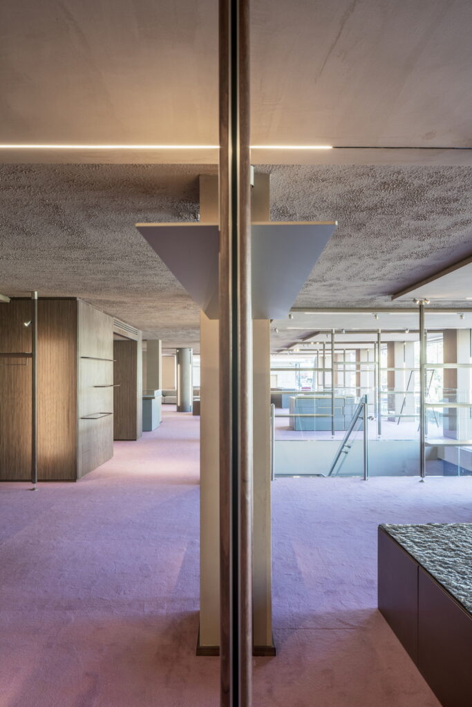 Reinforced clay plaster TerraVista Plus Smooth applied to walls and pillars in Cipria (powder) and Sale Grigio (gay salt) colors, TerraVista Structured Cipria clay finish with bespoke sprayed work and TerraSilk Structured Sale Grigio clay paint applied on