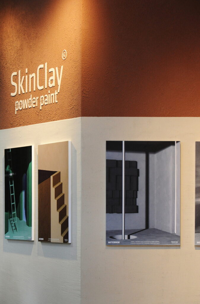 Natural clay finishes for the MATTEOBRIONI stand at CERSAIE 2023 in Bologna. Fine- and coarse-grained clay finishing plasters applied to panels. Design by Studio irvine. Photography Lorenzo Carmassi