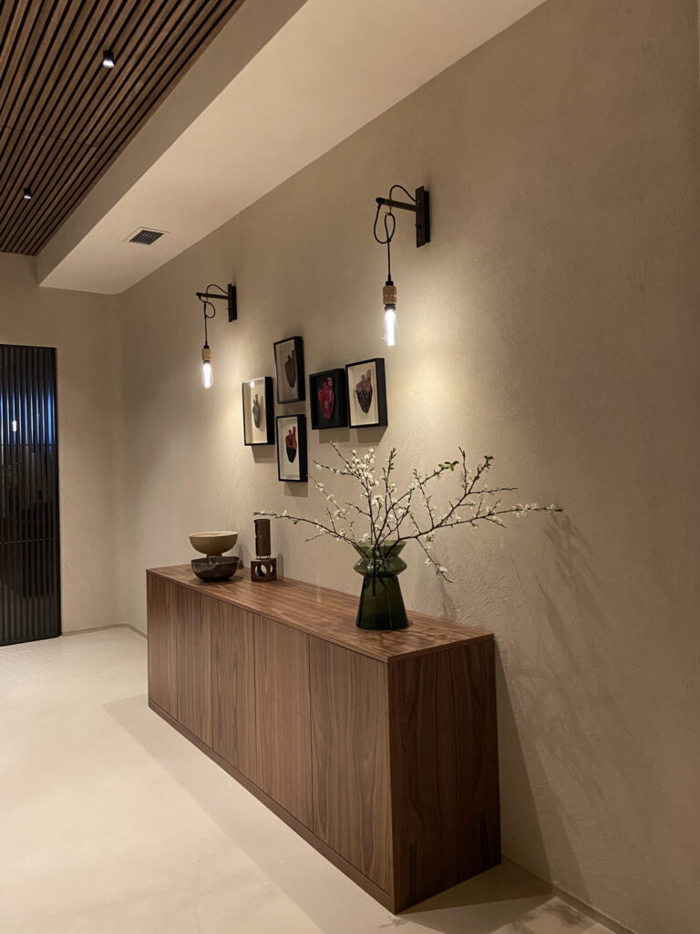 Natural clay finishes for the walls, ceilings and floors of the Alberte Restaurant in Vigo: TerraVista Structured clay finish plaster applied on walls, TerraSilk Structured clay paint on ceilings while TerraFloor Commercial Smooth on floors. All products i