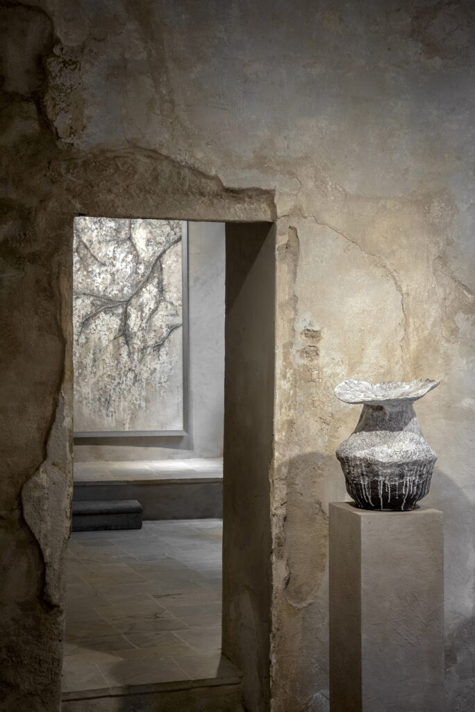 Fine-grained clay finishing plaster TerraVista Smooth Panna  (cream) color and coarse-grained raw earth plaster MultiTerra Wabi Polvere and Sale Grigio (dust and gray salt) colors, all applied to the walls of Kalpa Art Gallery in the Bonomini palace in Vol