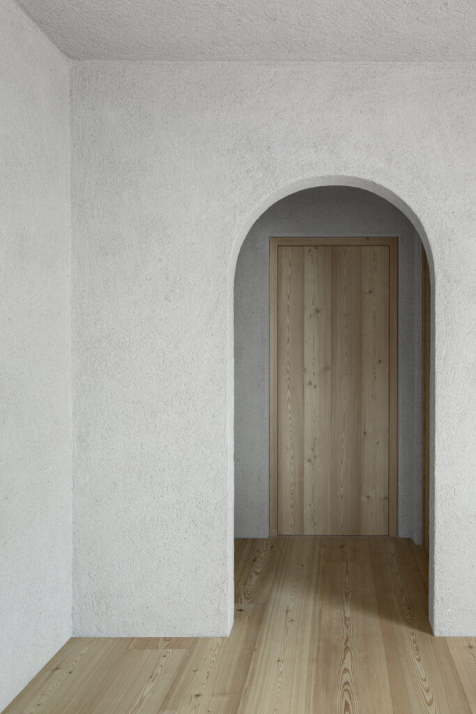 Matteo Brioni's coarse-grained clay plaster MultiTerra Structured Custom color for the walls of a private house in Bolzano by Pedevilla Architects, photo by Josef Gostner