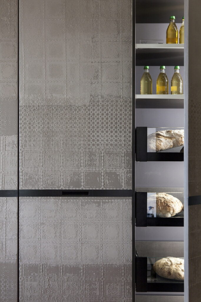 Key Cucine ADV, Sbabo Cucine srl, in the Appartamento dell’Estivale in the Ducal Palaceof Mantua, by Benedini & Partners,made with TerraEvoca 2 Layers Plus Sale Grigio,  photo by Matteo Lavazza Seranto