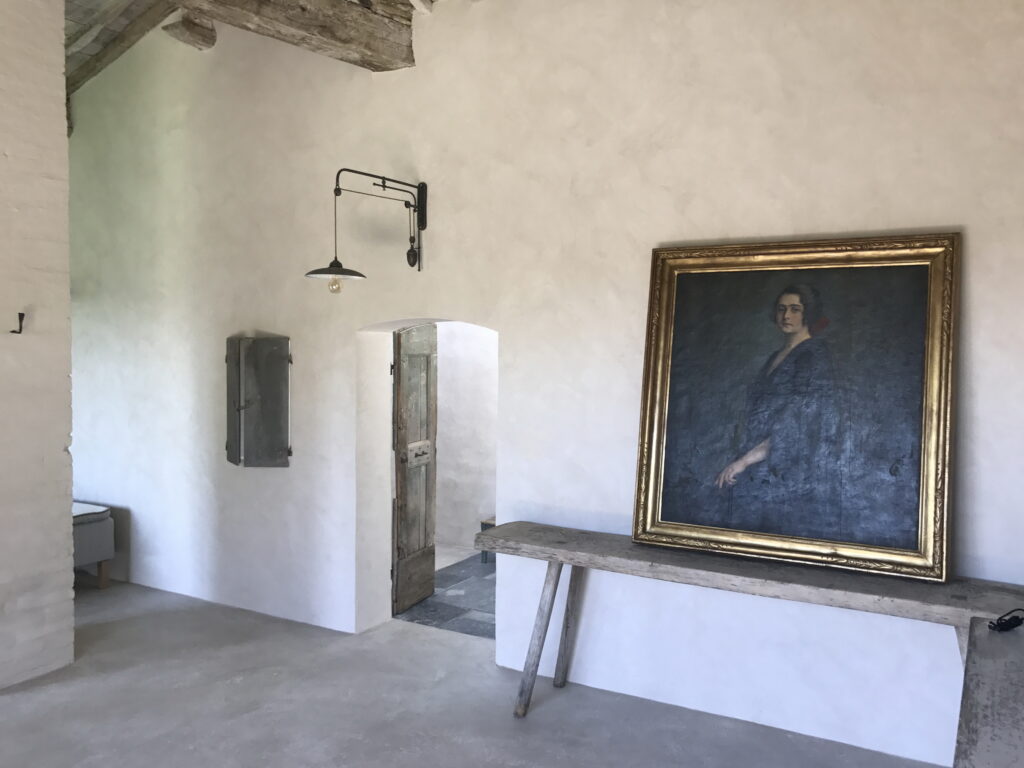 Private residence in Pienza made with TerraCalix Smooth Panna and TerraFloor Wabi Panna, photo by Matteo Brioni