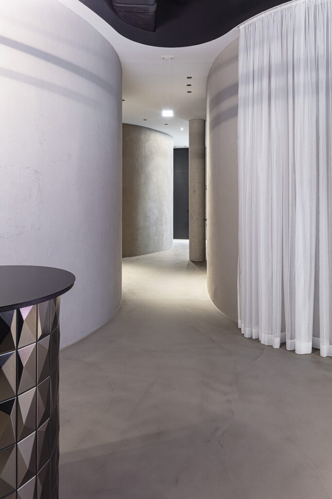 Matteo Brioni's coarse-grained clay plaster MultiTerra Structured Cannella (cinnamon) color installed on the walls of a surgical clinic in Wien by Formdepot and Innenarchitektur und Bauplanungs, photo by Gabriel Buechelmeier