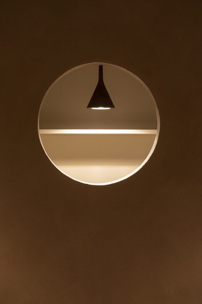 Clay paint TerraSilk Structured Vinaccia color by Matteo Brioni applied to the walls of the coffee shop inside the Circolo Filologico Milanese in Milan. Project by Studio Irvine, photo by Ruy Teixeira