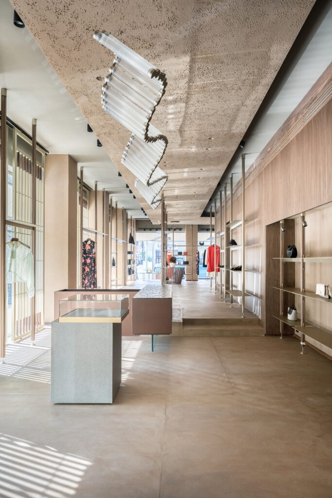 Reinforced clay plaster TerraVista Plus Smooth applied to walls and pillars in Cipria (powder) and Sale Grigio (gay salt) colors, TerraVista Structured Cipria clay finish with bespoke sprayed work and TerraSilk Structured Sale Grigio clay paint applied on