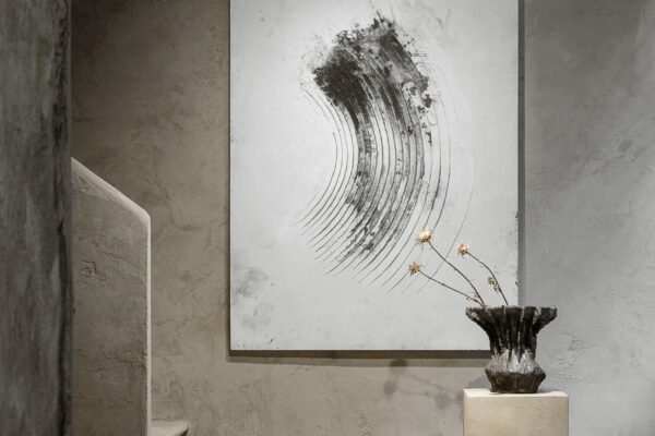 Fine-grained clay finishing plaster TerraVista Smooth Panna (cream) color and coarse-grained raw earth plaster MultiTerra Wabi Polvere and Sale Grigio (dust and gray salt) colors, all applied to the walls of Kalpa Art Gallery in the Bonomini palace in Vol Fine-grained clay finishing plaster TerraVista Smooth Panna (cream) color and coarse-grained raw earth plaster MultiTerra Wabi Polvere and Sale Grigio (dust and gray salt) colors, all applied to the walls of Kalpa Art Gallery in the Bonomini palace in Volterra. Project by Olga Niescier, Photography by Simone Stanislai, courtesy of Kalpa