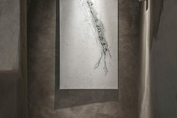 Fine-grained clay finishing plaster TerraVista Smooth Panna (cream) color and coarse-grained raw earth plaster MultiTerra Wabi Polvere and Sale Grigio (dust and gray salt) colors, all applied to the walls of Kalpa Art Gallery in the Bonomini palace in Vol Fine-grained clay finishing plaster TerraVista Smooth Panna (cream) color and coarse-grained raw earth plaster MultiTerra Wabi Polvere and Sale Grigio (dust and gray salt) colors, all applied to the walls of Kalpa Art Gallery in the Bonomini palace in Volterra. Project by Olga Niescier, Photography by Simone Stanislai, courtesy of Kalpa